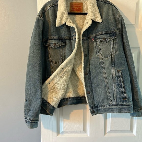 Sold!!! Levi’s Vintage Inspire Sherpa Trucker - Picture 2 of 3